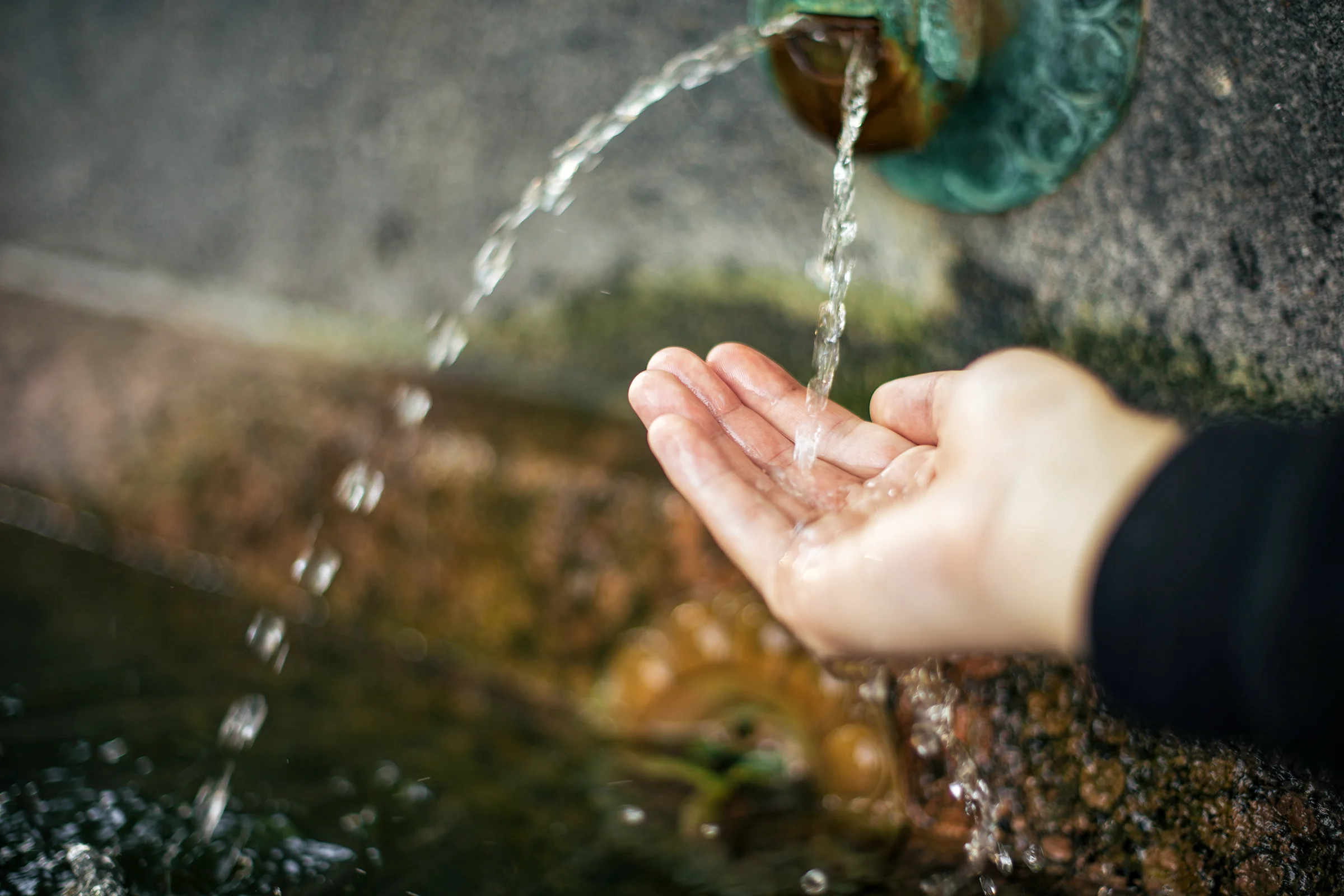 Quellen - cropped-hand-woman-washing-hand